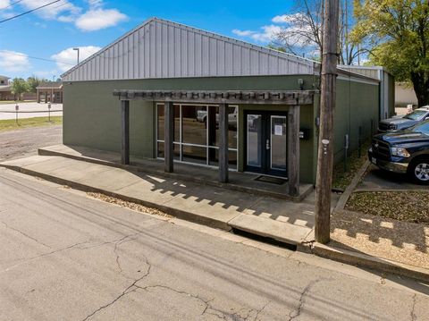 Photo of 141 E Marshall St, Pittsburg, TX 75686 (MLS # 21254861)