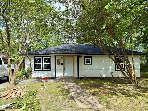 Photo of 1114 Blackburn Street, Commerce, TX 75428 (MLS # 21238949)