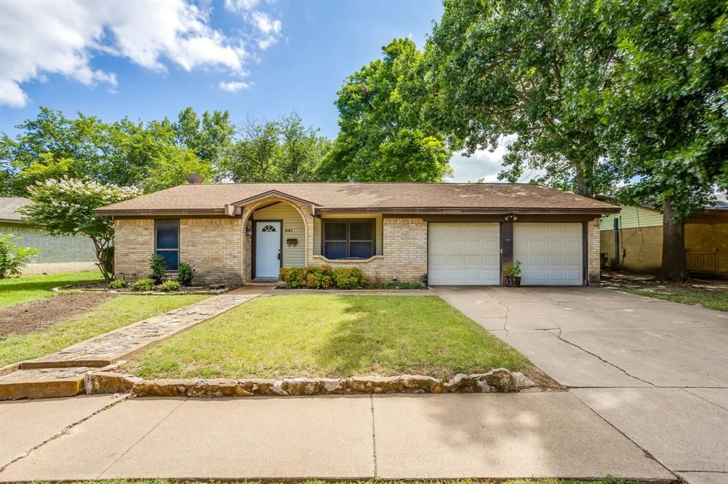 Photo of 241 Suzanne Terrace, Burleson, TX 76028 (MLS # 21305541)