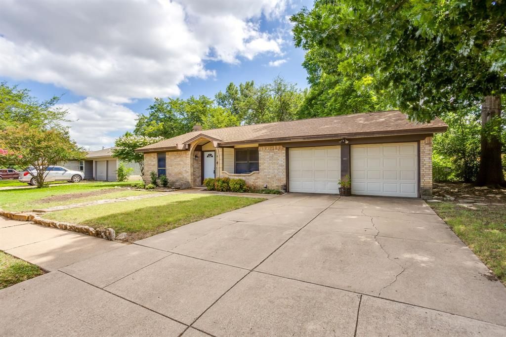 Photo of 241 Suzanne Terrace, Burleson, TX 76028 (MLS # 21305541)