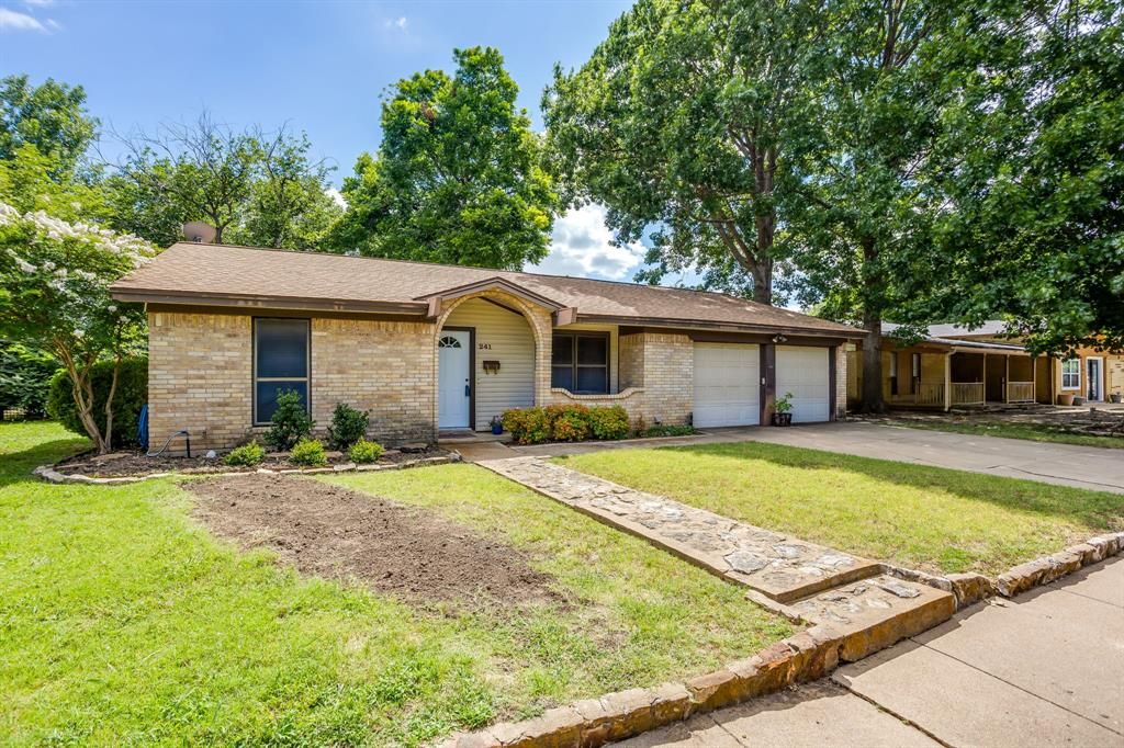 Photo of 241 Suzanne Terrace, Burleson, TX 76028 (MLS # 21305541)