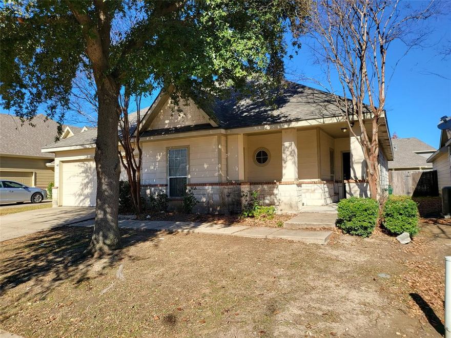 Fantastic 4 bed 2 bath in Winsor Meadows! One-level, very open and spacious floor plan, master bedroom separate from the other bedrooms. House is in excellent condition inside and out. This golf community has a club house, playground, pool and jogging and walking trails. A great place to call home. Frisco ISD.