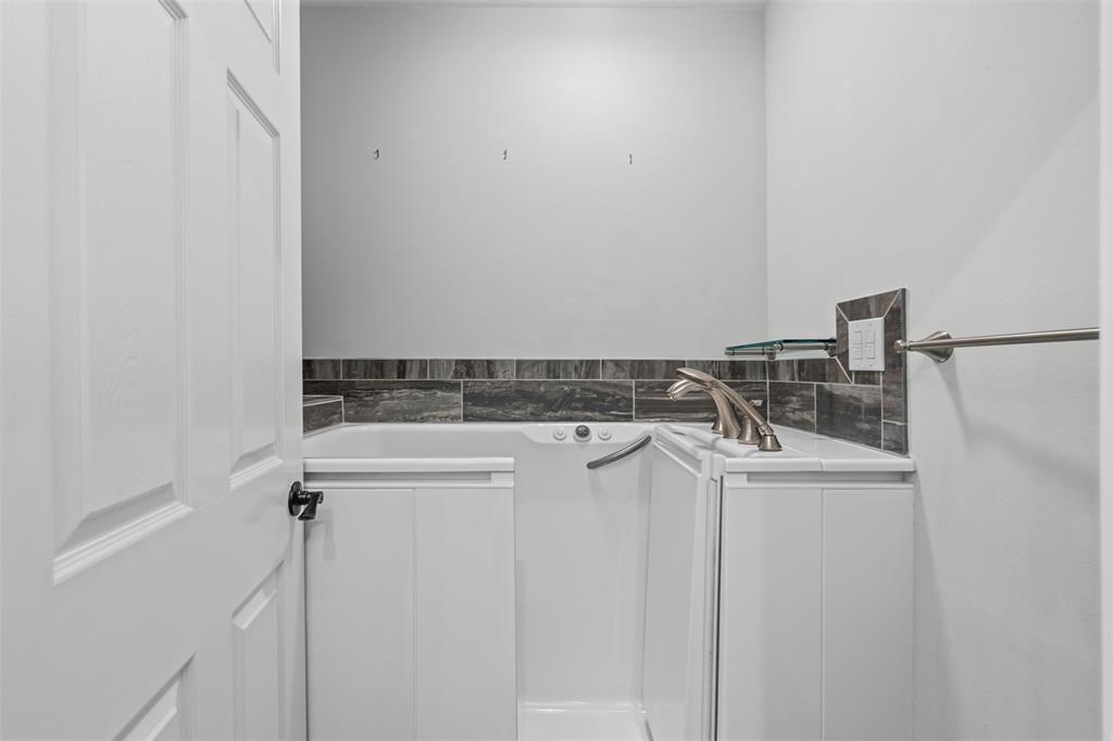 Fort Worth, Texas 76108, United States, 5 Bedrooms Bedrooms, ,3 BathroomsBathrooms,Residential,Pending,205372