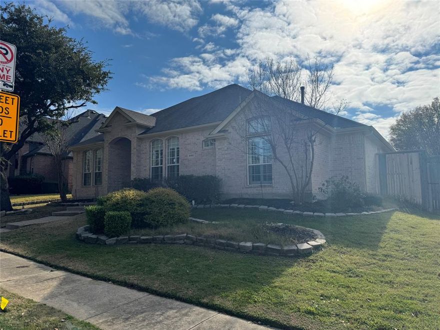 ****Seller to contribute 2% in closing costs****

Welcome home! This wonderful property comes equipped with 3 bedrooms and 2 full bathrooms. Spacious kitchen and kitchen island with a breakfast nook. Open floorplan with the kitchen over looking the living room. Vinyl and tile flooring throughout the home. Backyard has a nice wood deck as the patio and is perfect for hosting parties! Located in beautiful Dallas Texas! Don't miss out on this one!

Buyers agent to verify all information