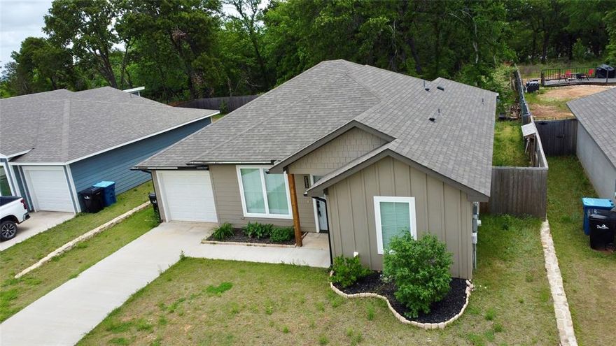 features 3 bedrooms, 2 baths, and 2 car tandem garage. You will love this contemporary style home and all it has to offer. An open concept living area features luxury vinyl plank flooring that extends throughout the common areas of home. Quality cabinetry with granite countertops in kitchen and both bathrooms plus stylish backsplash in kitchen as well as tiled surrounds in baths. Separate laundry room as well as split bedrooms. Master bedroom is roomy with a nice layout in the bath room and plenty of space in the master closet. Close to schools, shopping, and highways.

Huge Lot.