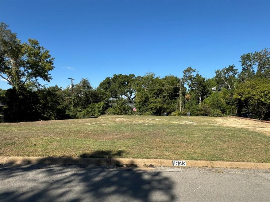 This spacious lot property in Dallas, TX offers a prime location on Oak Knoll St.  With a lot size of 13,379 sq.ft., there is plenty of room to build your dream home or investment property. Don't miss out on this opportunity to make this property your own.