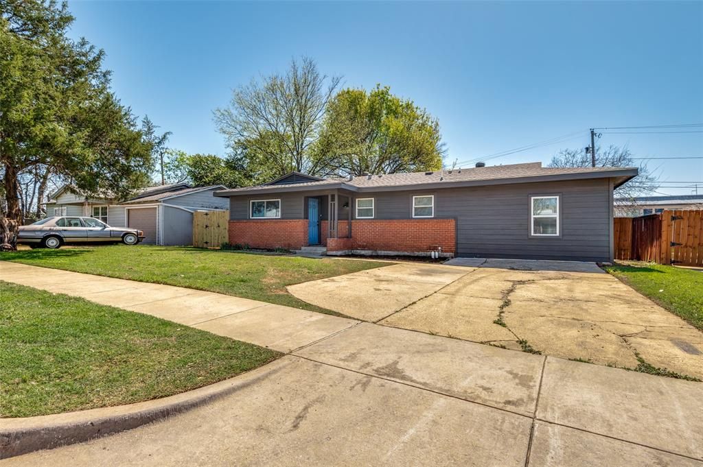 Photo of 125 W Fuller Drive, Euless, TX 76039 (MLS # 21208695)