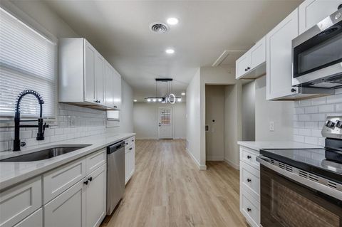 125 W Fuller Drive Euless TX 76039