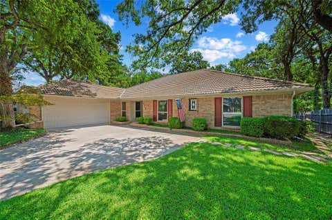 Photo of 429 Rolling Hills Trail, Arlington, TX 76011 (MLS # 21315038)