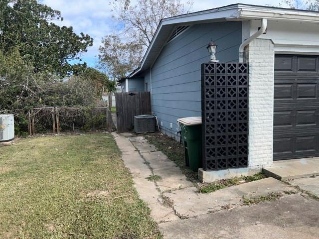 2302 E Mistletoe Avenue