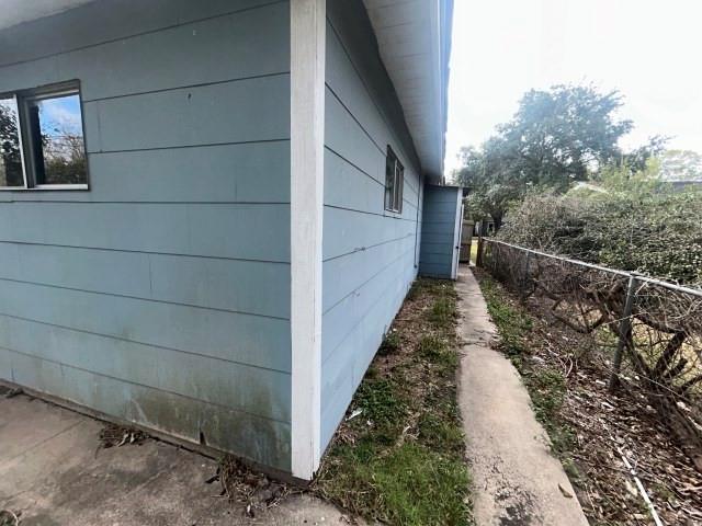 2302 E Mistletoe Avenue