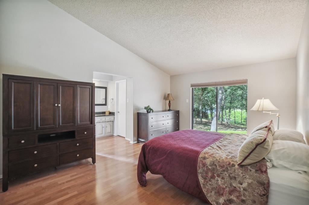 4 Royal Oaks Boulevard