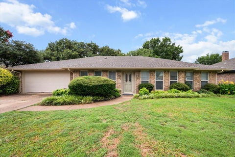 Photo of 1018 Auburn Drive, Arlington, TX 76012 (MLS # 21297605)