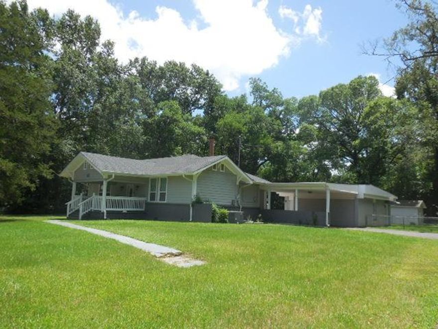 3br-2ba home on approximately .80 acre lot.  Updated granite countertops, kitchen cabinets, stainless steel appliances, lighting, backsplash and floors.  20 x 30 additional room off carport with kitchen and full bath not included in home sfha and br-ba count.