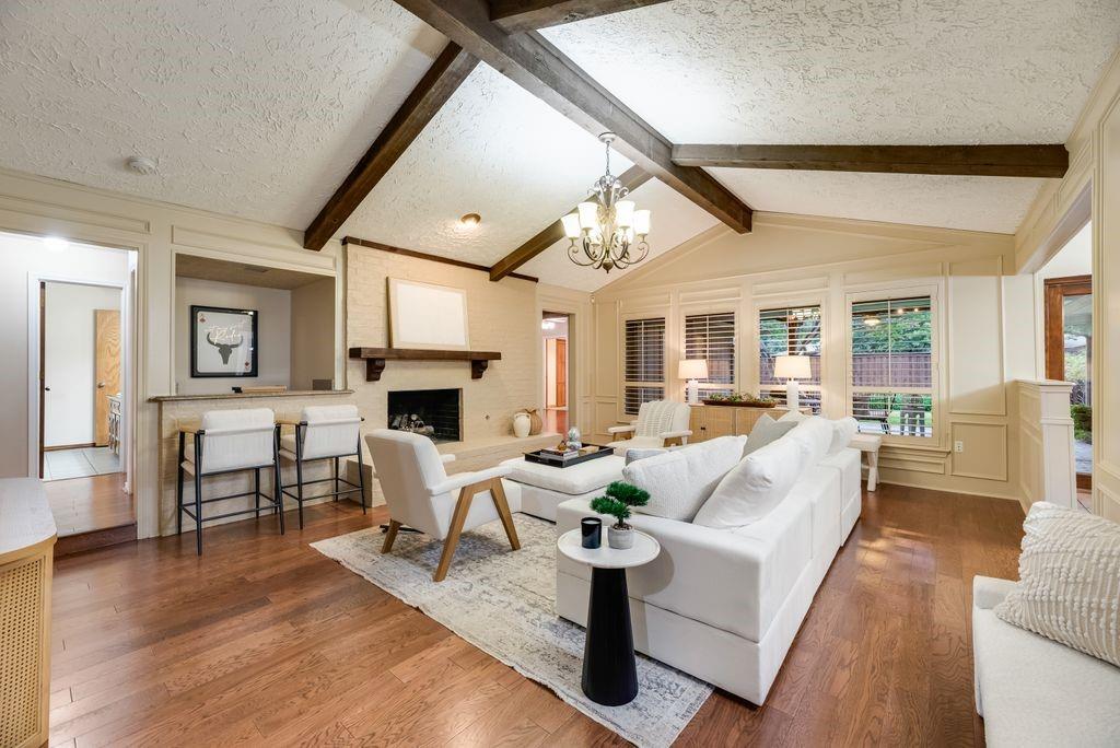 2000 Lake Shore Lane