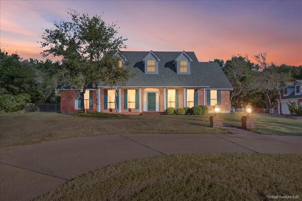 Photo for 404 Greenwood Lane, Waco, TX 76705 (MLS # 21101023)