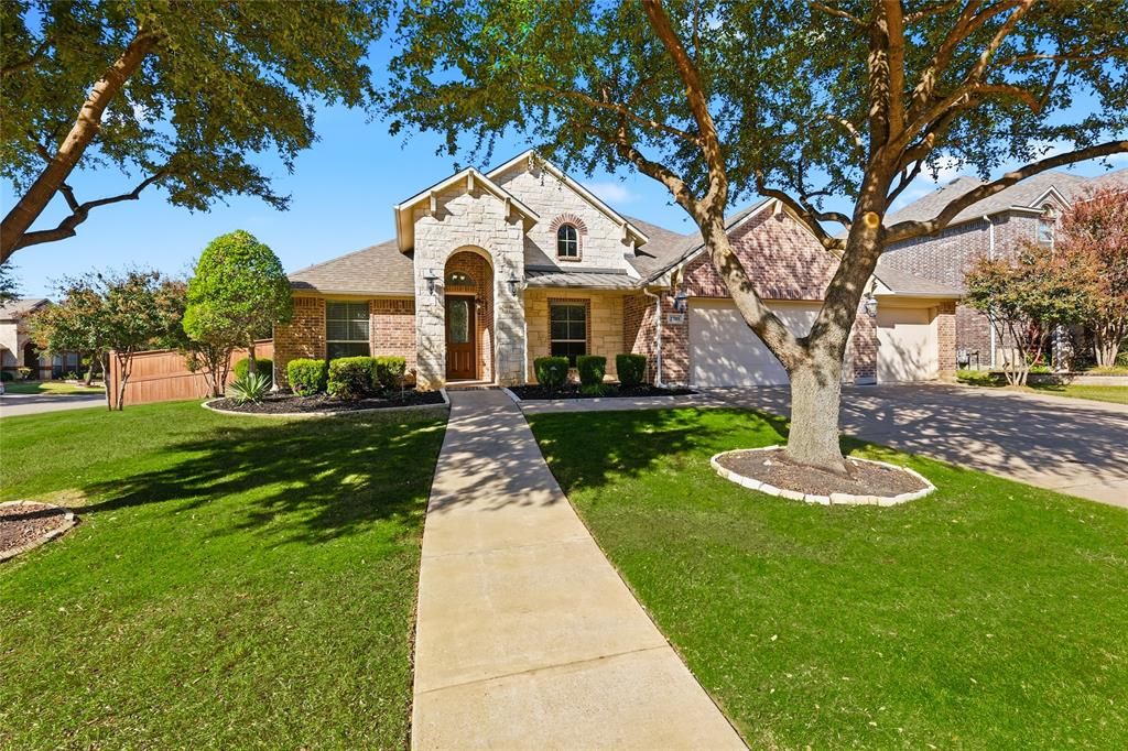 Photo of 2701 Los Gatos Lane, Fort Worth, TX 76131 (MLS # 21113601)