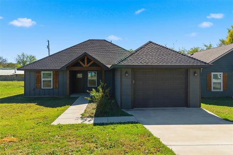 Photo of 612 W Coffin Street, Denison, TX 75020 (MLS # 21394412)