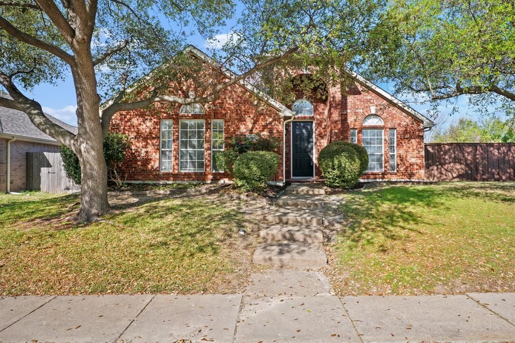 Photo of 516 Castleford Drive, Allen, TX 75013 (MLS # 21215307)