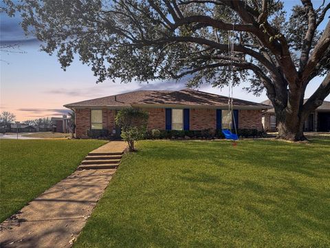 Photo of 5216 Stagetrail Drive, Arlington, TX 76017 (MLS # 21179512)