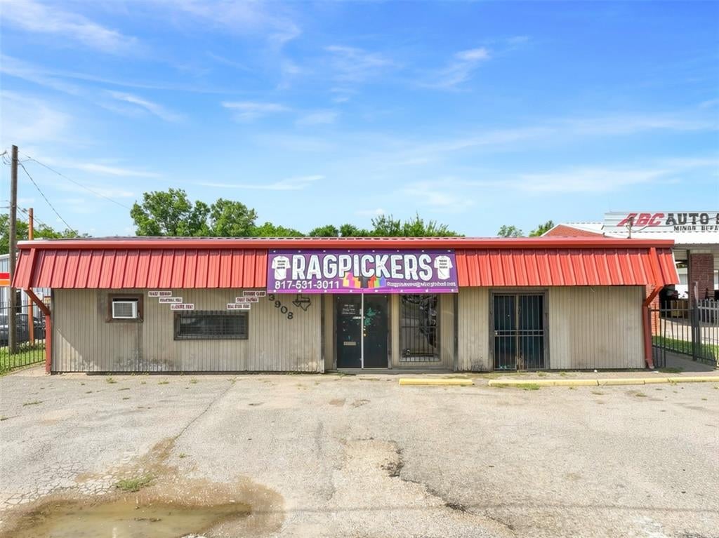 Photo 1 of 37 — 3908 Mansfield Highway, Forest Hill, TX 76119