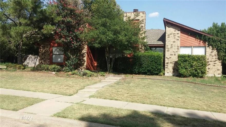 Great three bedroom home, two full baths, spacious living area open to dining and kitchen.  Eat-in kitchen, lots of windows and covered patio. Luxury vinyl plank in living areas.   Corner lot on cul-de-sac street.