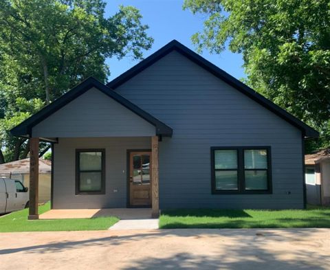 Photo of 1004 W Hanna Street, Denison, TX 75020 (MLS # 21165529)