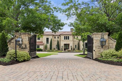 Photo of 690 S Peytonville Avenue, Southlake, TX 76092 (MLS # 21228111)