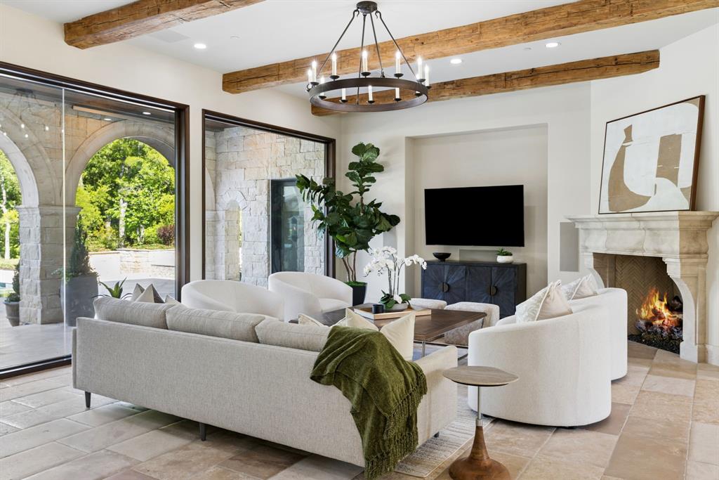 690 S Peytonville Avenue