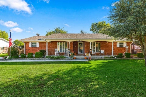 Photo of 2004 Maplewood Drive, Gainesville, TX 76240 (MLS # 21417963)