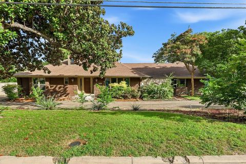 Photo of 610 S Manus Drive, Dallas, TX 75224 (MLS # 21303415)
