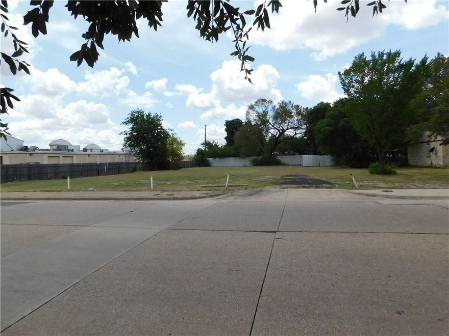 PERFECT LOT , TO DO ANY PROJECT THAT YOU MAY HAVE , CLOSE TO RESTAURANTS, WALMART, MAYOR STREETS, THIS PROPERTY IS UNDER COMMERCIAL USE BUT IT CAN BE RESIDENTIAL.