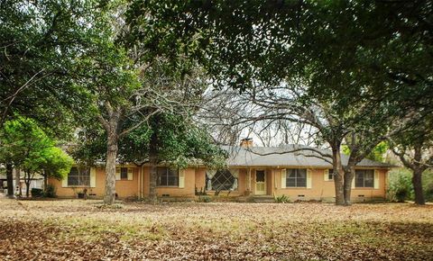 Photo of 1608 N Houston School Road, Lancaster, TX 75134 (MLS # 21157225)