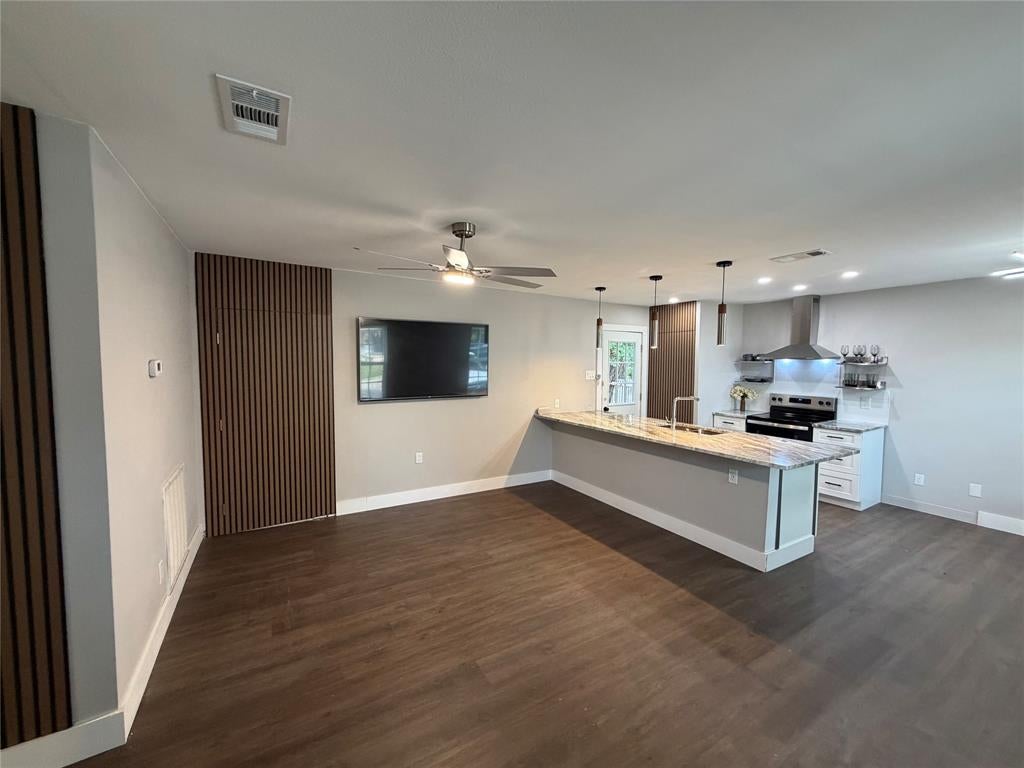 Photo of 231 Elm Street, Hurst, TX 76053 (MLS # 21391795)