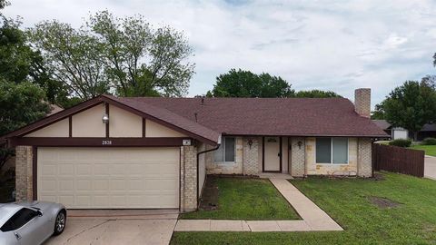 Photo of 2838 Padre Lane, Grand Prairie, TX 75052 (MLS # 21242407)