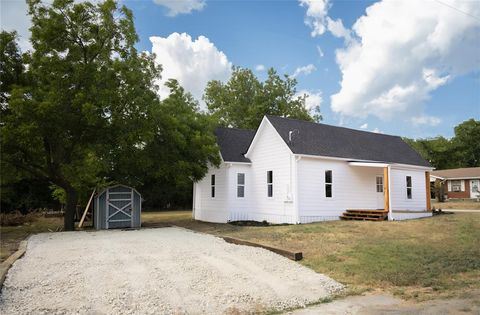 A home in Saint Jo