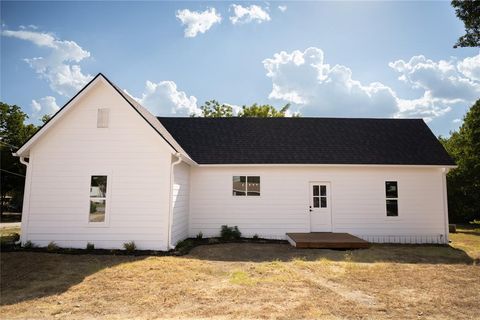 A home in Saint Jo