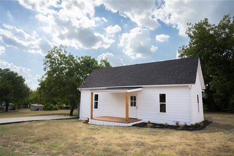 A home in Saint Jo