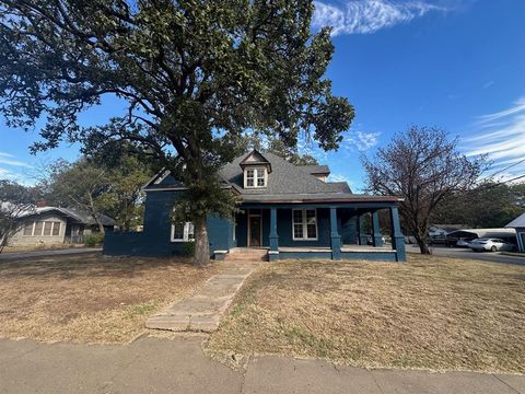 Photo of 702 W Spring Street, Weatherford, TX 76086 (MLS # 21101239)