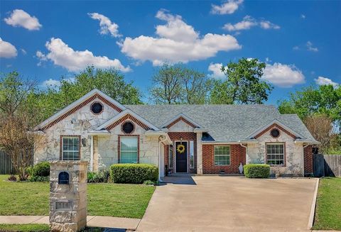 Photo of 116 Ashlyn Court, Whitesboro, TX 76273 (MLS # 21228696)