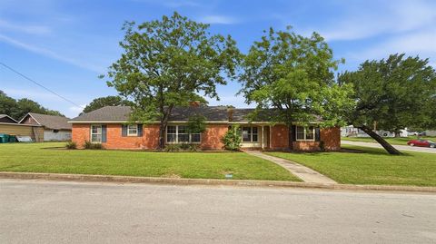 Photo of 700 Park Street, Gatesville, TX 76528 (MLS # 21275139)