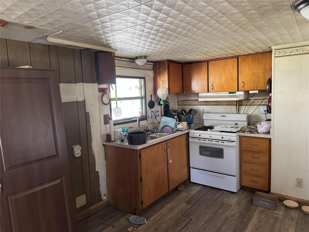 1161 Davis CT Court