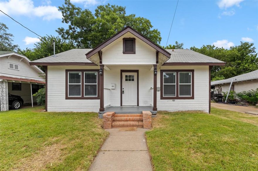 A beautifully updated 3-bedroom, 1-bath home offering fresh paint, spacious living areas, and tasteful finishes throughout. The light-filled kitchen features a gas cooktop and ample space for entertaining. Step outside to a large backyard ideal for gatherings, pets, or future expansion. Just minutes from Downtown Dallas and Fair Park, this move-in-ready home blends comfort, value, and an unbeatable location.