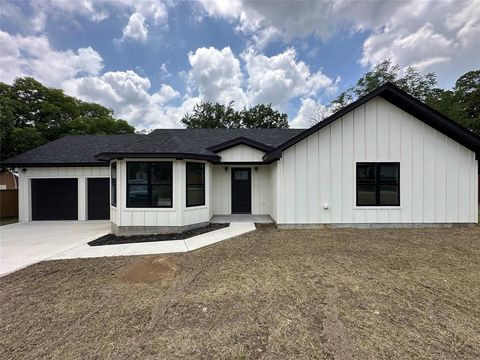 Photo of 317 N Clark Street, Comanche, TX 76442 (MLS # 21180290)