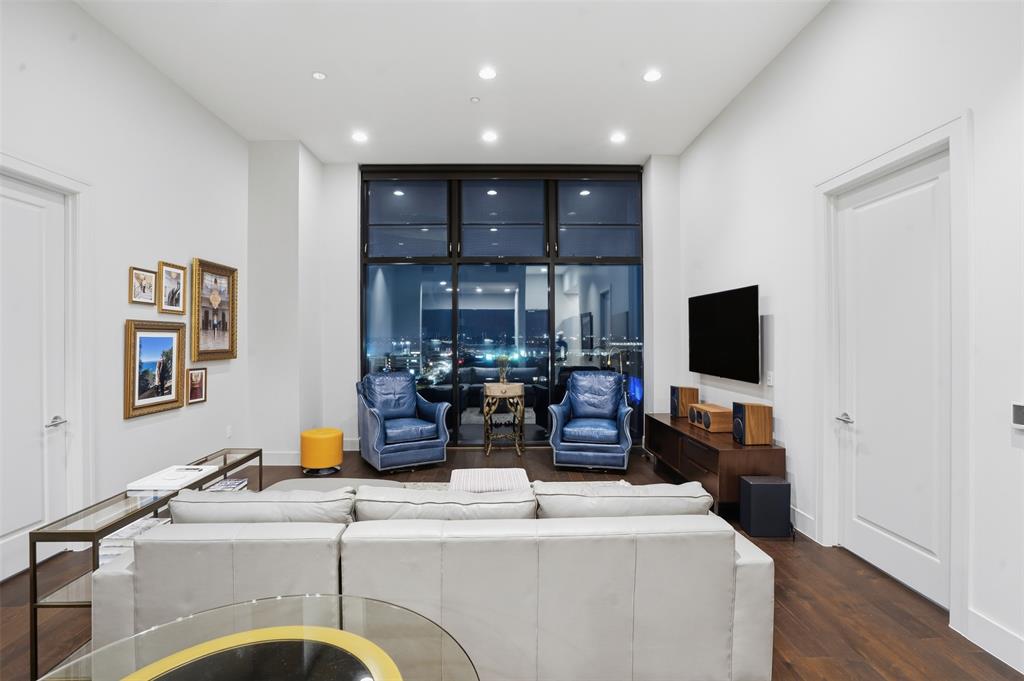 3100 W 7th Street 811