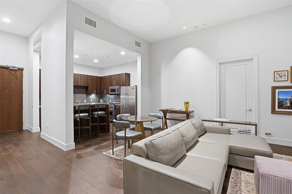 3100 W 7th Street 811