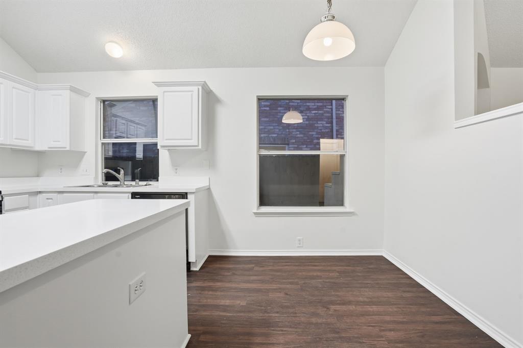 933 Paddington Drive E