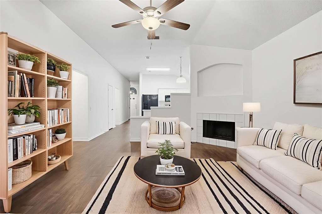 933 Paddington Drive E