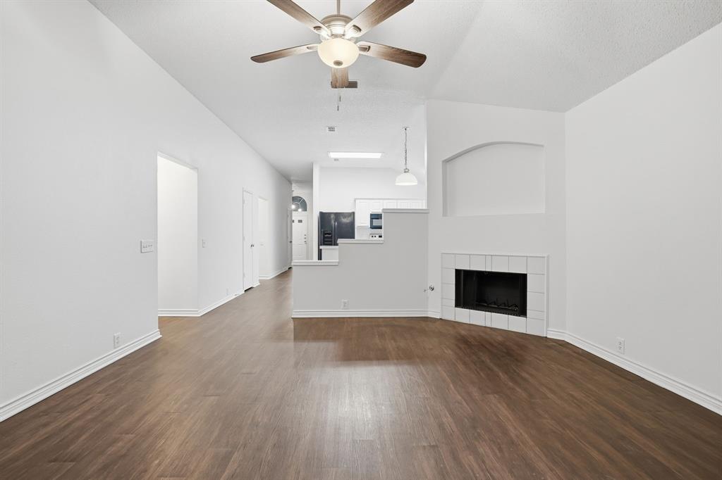 933 Paddington Drive E