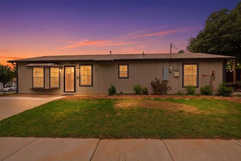Photo of 729 Hettie Street, Denton, TX 76209 (MLS # 21275542)